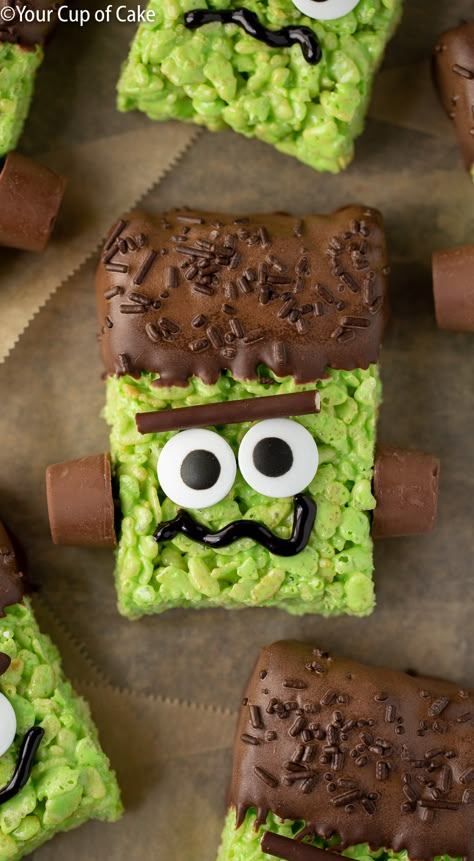 Turn regular rice krispies into spooky monsters PERFECT for Halloween! These easy Frankenstein Rice Krispie Treats will be the hit of every party! Frankenstein Rice Krispies I am always a big fan of super easy yet super cute dessert ideas for the holidays! I have so many fun Halloween treats like skeleton cupcakes and black cat cupcakes or even using muddy buddies to look like a graveyard! So if you're in need of ideas, I have got them all! But back to these super fun Frankenstein Rice Krispie T Aesthetic Frankenstein, Frankenstein Rice Krispie Treats, Cookies Aesthetic, Cute Halloween Treats, Postres Halloween, Kids Halloween Food, Fun Halloween Treats, Halloween Treats For Kids, Halloween Food Treats