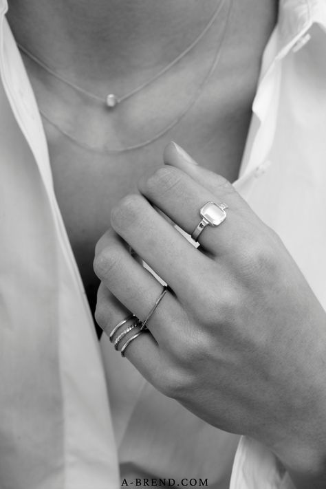 Black And White Jewelry Aesthetic, Black And White Jewelry Photography, Black And White Aesthetic Jewelry, Jewlrey Photo Shoot Ideas, Jewellery Lifestyle Photography, Necklace Pictures Ideas, Rings Photoshoot Ideas, Ring Photoshoot Ideas, Creative Jewelry Photography Ideas