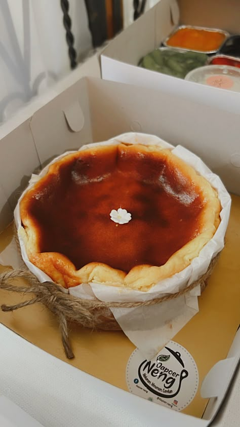 Burnt Cheesecake Packaging Ideas, Burn Cheesecake, Cheesecake Packaging, Cake Packaging Ideas, Cake Topping Ideas, Burnt Cheese, Burnt Basque Cheesecake, Basque Burnt Cheesecake, Hampers Ideas