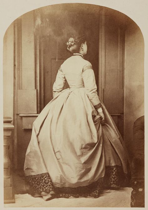 Victorian Photography, 1860s Fashion, Antique Photography, Old Portraits, Victorian Photos, Historical Dress, Old Photography, 19th Century Fashion, Victorian Clothing