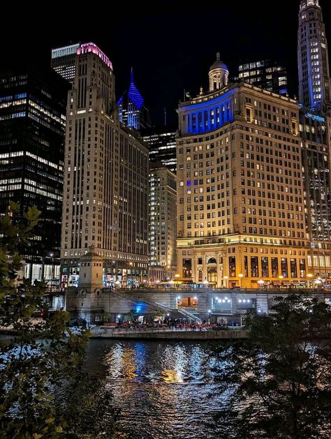 Growing Up in Illinois | Chicago 's beautiful Riverwalk Pretty Cities, Chicago Vacation, Chicago Aesthetic, Chicago Riverwalk, Chicago At Night, Illinois Chicago, City Skylines, Chicago Travel, Chicago Architecture