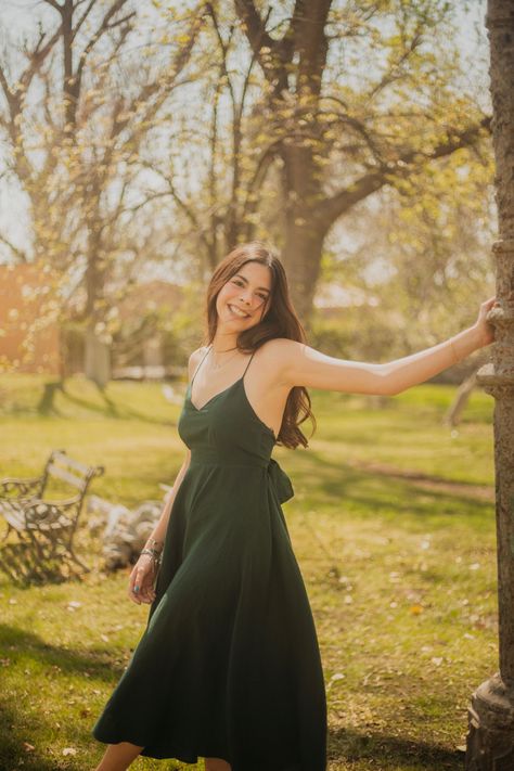 Nature Park Photoshoot, Photoshoot In A Garden, Dress Nature Photoshoot, Garden Poses For Women, Park Poses Picture Ideas, Park Pictures Aesthetic, Green Dress Photoshoot, Garden Photoshoot Aesthetic, Park Photoshoot Ideas