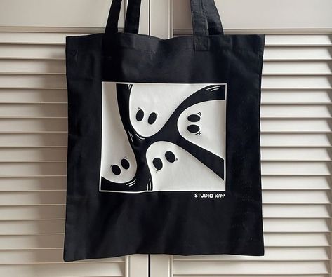 Black Canvas Bag Painting Ideas, Totes Painting Ideas, Drawings On Bags, How To Paint Tote Bags, Drawing On Bags Ideas, Drawing On Bag, Black Tote Bag Painting Ideas, Tote Bag Ideas Design, Drawing On Tote Bag