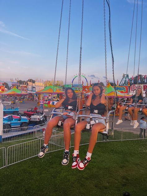 Fair swings 
Fair pic ideas Summer Vision, Summer Board, Summer Things, Dream Summer, Summer Pics, Photos To Recreate, Summer Plans, Summer Friends, Pics To Recreate