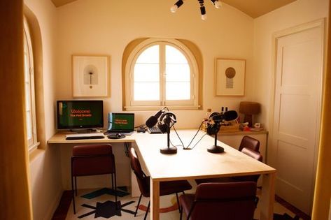 Homeschool Room Organization, Studio At Home, Studio Rental, Podcast Studio, Home Studio Setup, Office Pods, Conference Design, Starting A Podcast, Office Guest Room