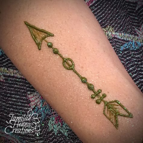 arrow henna www.jamilahhennacreations.com Henna Arrow Design, Fun Henna Designs, Bracelet Tatoo, Men Henna Tattoo, Mehndi Tattoo Designs, Small Henna Tattoos, Small Henna Designs, Henna Tattoo Ideas, Henna Flower Designs