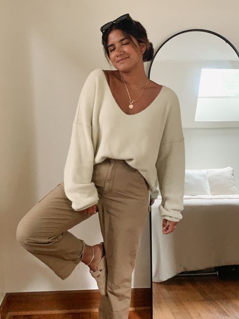 Casual Outfits Neutral Colors, Neutral Outfits For Women, Neutral Casual Work Outfit, Neutral Outfit Women, Neutral Colored Outfits For Women, Green Neutral Outfit, Elevated Classy Outfit, Neutral Outfit Ideas Casual Summer, Neutral Outfit Ideas Women