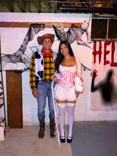 Cute Unique Halloween Costumes For Couples, Halloween Costumes 2 Couples, Funny Cowboy Costume, Couple Toy Story Costumes, Toystory Costume Couple, Couples Toy Story Costume, Disney Movie Couples Costumes, Woody And Jessy Couple Costume, Couples Costume Unique