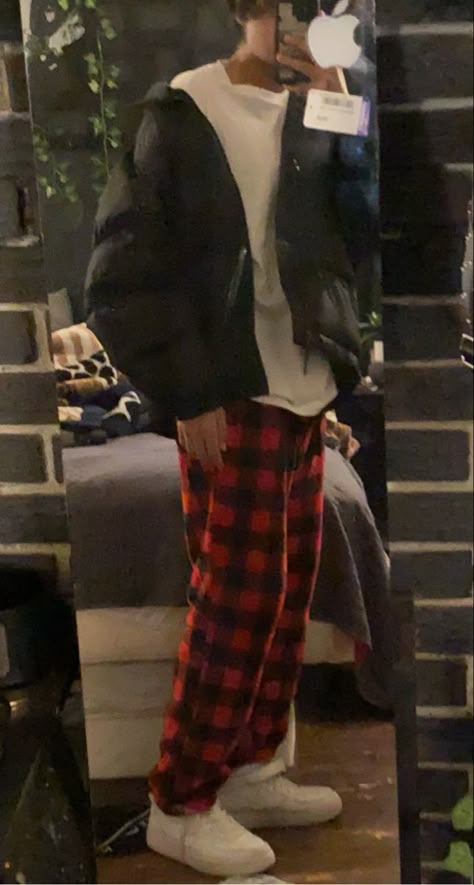 Pjs Outfits Men, Pajama Pants Outfit Men, Outfits With White Sweatpants, Tartan Pants Outfit, Pajama Pants Outfit, Hoodie Outfit Men, Sweatpants Outfits, Pajama Outfit, White Sweatpants