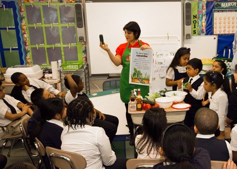 This nutrition education program engages children with activities and hands-on cooking demonstrations to help them get familiar with healthy vegetables. Strawberry Nutrition Facts, Nutrition Classes, Nutrition Certification, Turmeric Health Benefits, Holistic Nutritionist, Green Planet, Turmeric Benefits, Healthy Vegetables, Nutrition Education