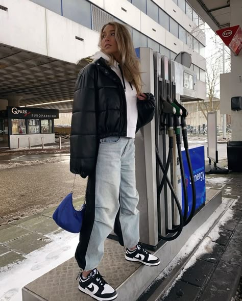 Winter Nike Blazer Outfit, Outfits With Panda Dunk, Panda Jordan 1s Low, Nike Jordan Low Outfits Woman, Dunk Low Outfit Women Winter, Nike Dunks Low Outfit Woman Winter, Nike Dunks Styled, Nike Dunk Low Outfit Winter, Nike Shoes Women Outfit Street Style