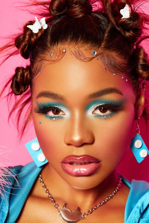 Blue And Green Makeup Looks Black Women, Fun Hairstyles Black Women, 2000s Makeup Black Women, Y2k Makeup Black Women, Y2k Makeup Products, Makeup Ideas Hooded Eyes, 90’s Makeup, Younger Makeup, Y2k Makeup Looks