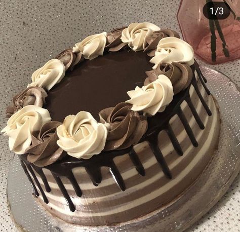 Simple Elegant Chocolate Cake Designs, Elegant Chocolate Cake Design Birthday, Simple Chocolate Cake Designs Birthday, Elegant Chocolate Cake Design, Simple Chocolate Cake Design, Chocolate Cake Design Ideas Simple, Simple Chocolate Cake Decoration, Aesthetic Chocolate Cake, Simple Cake Decoration