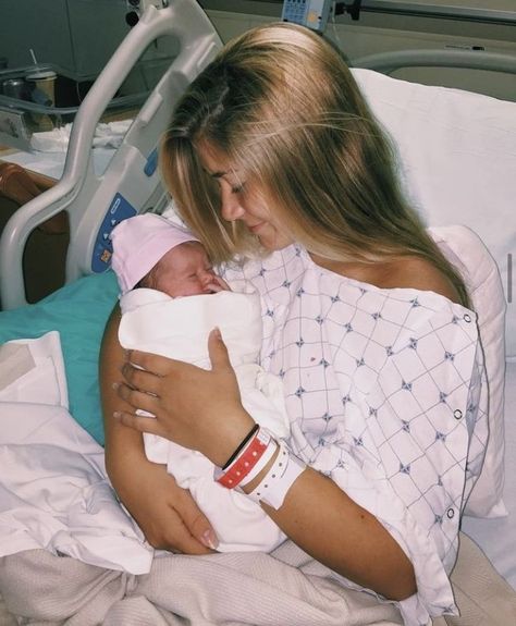 Teen Mom Aesthetic Pregnant, Teen Mom Aesthetic, No Epidural, Teen Parents, Baby Hospital Pictures, I Want A Baby, Mom Goals, Hospital Pictures, Teen Pregnancy