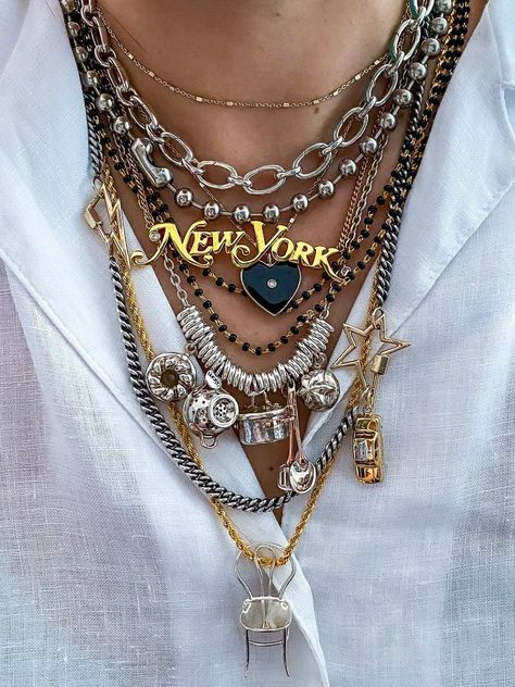 Best Gold Necklace 2024: How To Style A Gold Necklace This Season | PORTER Jewelry Trend 2024, Simple Pendant Necklace, Jewelry Girl, Simple Pendant, Chain Heart, Pendant Necklace Simple, Party Women, Dope Jewelry, Funky Jewelry