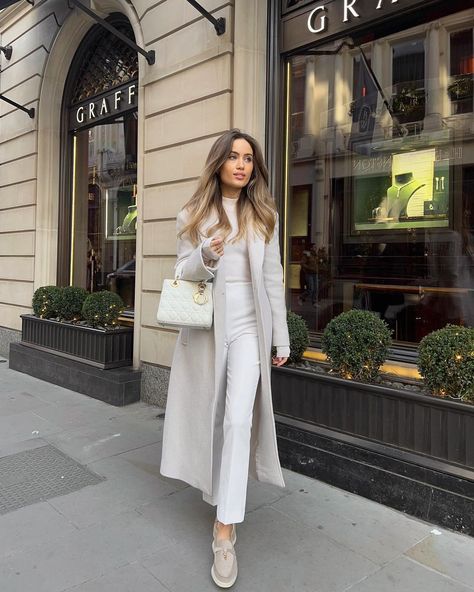 Kate Hutchins Outfit, Kate Hutchins Style, Baptism Outfit Women, Kate Hutchins, Wool Coat Outfit, Vinter Mode Outfits, September Outfits, Elegant Outfit Classy, Estilo Indie