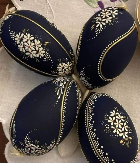 Egg Artistry, Painted Stones Ideas, Creative Easter Eggs, Egg Shell Art, Easter Egg Art, Art Coquillage, Carved Eggs, Painted Eggs, Pysanky Eggs