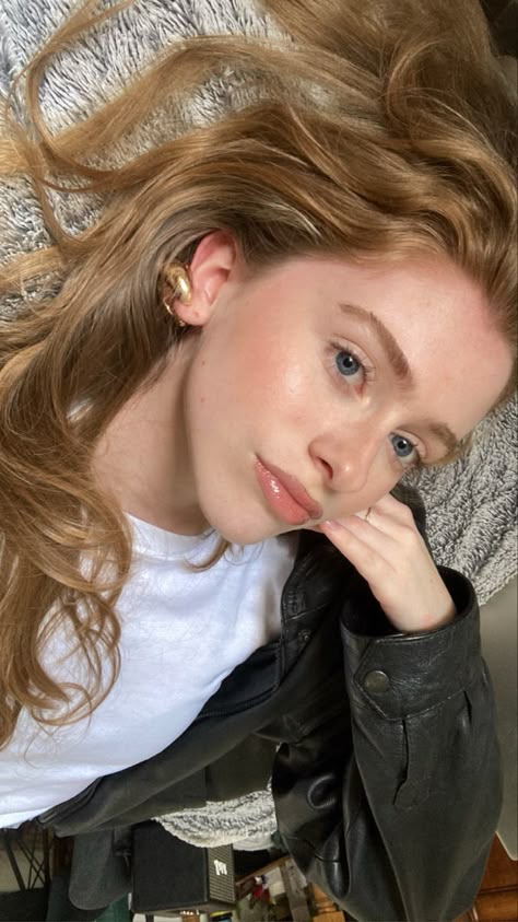 Strawberry Blonde Eyebrows, Strawberry Blonde Girl Aesthetic, Strawberry Blonde Hair Brown Eyes, Strawberry Blonde Face Claim, Strawberry Blonde Makeup, Strawberry Blonde Blue Eyes, Strawberry Blonde Girl, Red Lips Blonde Hair, Pale Skin Blonde Hair