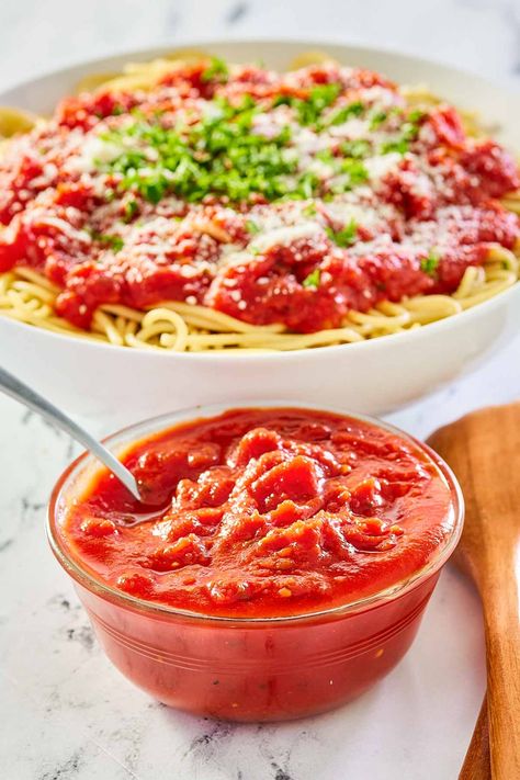 Olive Garden Marinara Sauce - CopyKat Recipes Olive Garden Marinara Sauce, Garden Marinara Sauce, Ravioli Spaghetti, Marinara Recipes, Pizza Ravioli, Spaghetti Lasagna, Pasta Marinara, Marinara Recipe, Eggplant Recipes Parmesan