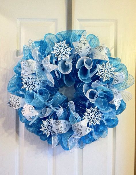 18 Chilly Handmade Winter Wreath Designs For Your Front Door Winter Mesh Wreath, Frozen Wreath, Yarn Ball Wreath, January Wreath, Mesh Wreaths Diy, Daisy Wreath, Ribbon Wreaths, Deco Mesh Wreaths Diy, Tulle Wreath