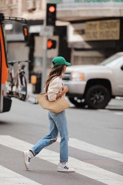 Baseball Hat Outfit Fall, Baseball Hat Outfits For Women, How To Wear A Baseball Hat, Hat Outfits For Women, Baseball Hat Outfits, Basketball Game Outfit Women, Cap Outfits For Women, Fall Baseball, Baseball Hat Outfit