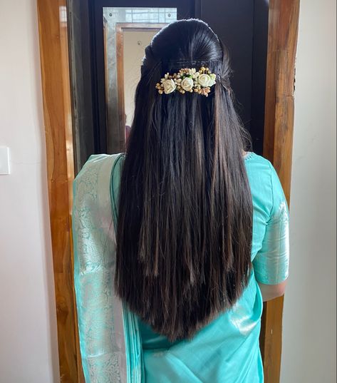 Marriage Hairstyle For Straight Hair, Straight Hairstyles Indian Wedding, Indian Bride Simple, Open Hairstyles Indian Wedding Straight, Simple Hairstyle For Wedding, Open Hairstyles Indian Wedding, Bride Hairdo, Simple Hairstyle For Saree, Wedding Hair Tips