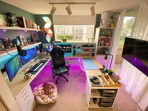 By:@brittnaynay3 | How do you rate this setup? #Gamrtalk Chill Gaming Room, Basement Office, Gaming Rooms, Gaming Room Decor, Computer Desk Setup, Home Cinema Room, Art Studio Room, Setup Gamer, Video Game Rooms