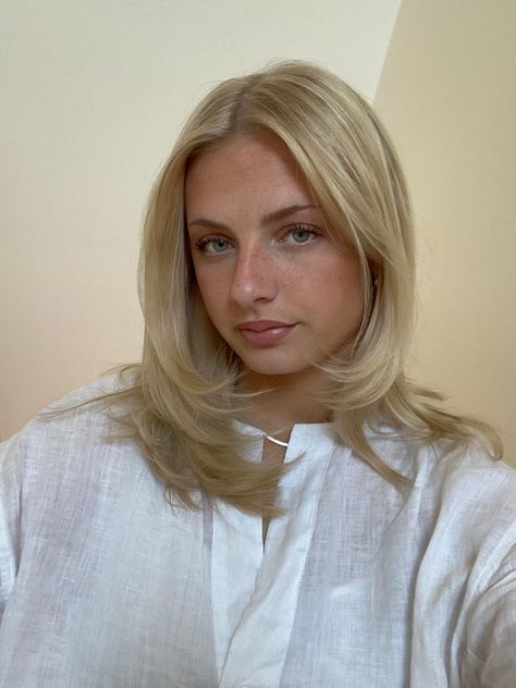 Short Hair Collar Bone Length, Long Layers Face Framing Pieces, Face Framing Layers On Short Hair, Shoulder Length Honey Blonde Hair, Short Blonde Curtain Bangs, Collarbone Length Blonde Hair, Trendy Haircuts Short, French Blonde Hair, Shoulder Blonde Hair