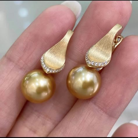 Golden Pearl Earrings, Pearl And Gold Necklace, Fantasy Jewelry Magic, Elegant Trousers, Gold Jhumka Earrings, Straight Suit, Pear Earrings, Neck Pieces Jewelry, Diamond Pendants Designs