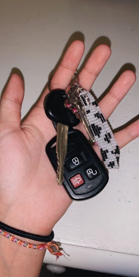 Car Key Aesthetic, Preppy Keychains, Car Keys Aesthetic, Cow Print Keychain, Cars Cute, Car Keychain Ideas, New Car Key, Birthday Balloons Pictures, Key Diy