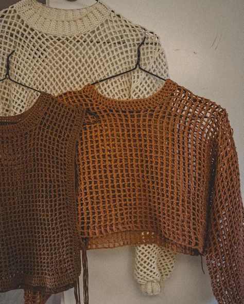 Crochet Mesh Pullover Pattern Free, Knit Mesh Top Pattern, Crochet Mesh Pullover, Crochet Mesh Shirt Pattern, Crochet Fashion Ideas, Crochet Mesh Sweater Pattern, Mesh Sweater Crochet Pattern, Crochet Trends 2023, Crochet Mesh Sweater Free Pattern