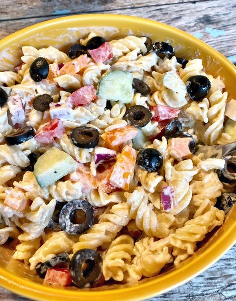 Creamy Pasta Salad Creamy Pasta Salad Recipe, Creamy Pasta Salad, Healthy Pasta Salad Recipes, Creamy Pasta Salads, Cold Pasta Salad Recipes, Salads For A Crowd, Pasta Salad Dressing, Ranch Pasta Salad, Pesto Pasta Salad