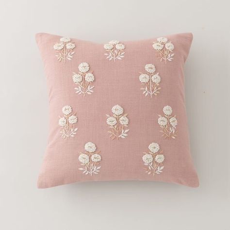 Pillow Cover Designs Ideas, Embroidered Cushion Covers, Embroidered Sheets, Embroidered Pillows, Kutch Work Designs, Cushion Embroidery, Hand Embroidered Pillows, Floral Cushion Covers, Sewing Easy Diy