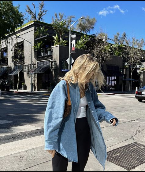 Oversize Jean Shirt Outfits, Light Denim Shirt Outfit Women, Oversized Denim Shirt Outfit Women, Camisa Jeans Outfit Mujer, Outfits Streetwear Mujer, Light Denim Shirt Outfit, Oversized Denim Shirt Outfit, Oversized Blouse Outfit, Denim Shirt Outfit Women