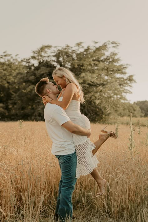 Summer Photography Couples, November Couple Photoshoot Outfits, One Year Anniversary Photoshoot Ideas, Cute Field Pictures Couples, Cute Couple Poses In A Field, 1 Year Couple Photoshoot, Couples Pics In A Field, Couples Wildflower Photoshoot, 3 Year Anniversary Photoshoot