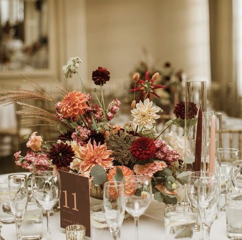 Fall Wedding Tablescapes Round, Wedding Tablescapes Round, Fall Wedding Tablescapes, Burgundy Wedding Theme, Nikah Decor, Pub Wedding, Autumn Wedding Reception, Maroon Wedding, Wedding 2025