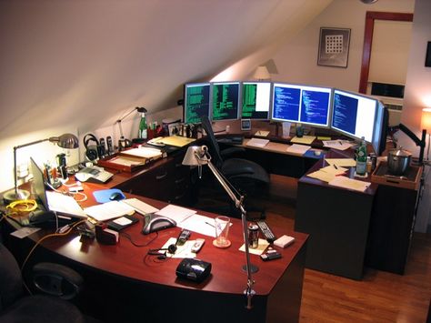 Tech Home Office, Home Office Layouts, Attic Office, Attic Ideas, Desk Layout, Desktop Setup, Computer Room, Computer Setup, Home Office Setup