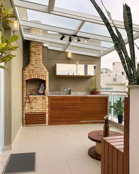 Pergolado com Churrasqueira: +63 Ideias para Sua Área de Lazer #pergoladocomchurrasqueira #pergoladocomchurrasqueirasimples #pergoladocomchurrasqueiraepiscina Patio Chico, Backyard Grill Ideas, Roof Terrace Design, Rooftop Terrace Design, Backyard Grilling, Kitchen Design Open, Patio Decorating Ideas On A Budget, Terrace Design, Patio Decorating Ideas