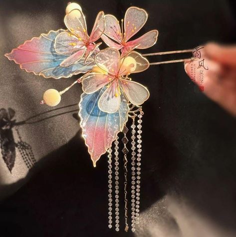 Handmade sakae sakura flower hairpin. Pink and blue transparent resin attached to a clip pin that makes your hair look romantic and unique. The price is for one. We have two made. Need pre-order if you want to order more Asian Hair Ornaments, Japanese Kanzashi, Chinese Hairpin, Flower Hairpin, Japanese Hair, Floral Hair Pins, Unique Hair Accessories, Clothing Design Sketches, Sakura Flower