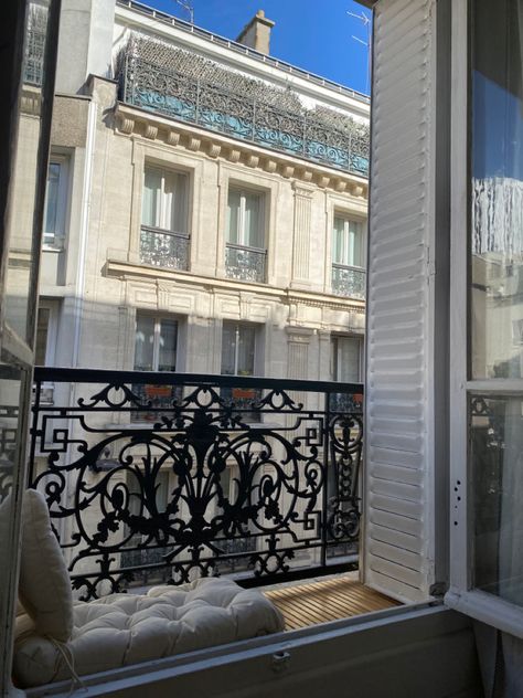 Aménagement d’un petit balcon parisien dans un immeuble haussmanien Parisian Apartment, Apartment Balcony Decorating, Small Balcony, Balcony