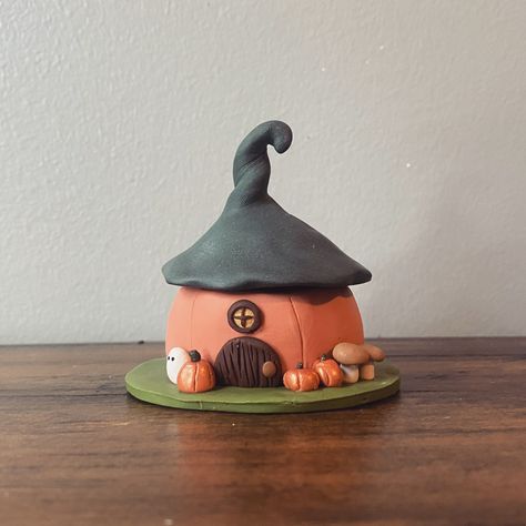 Halloween fairy house ring dish. The cutest tiny-treasure keeper. -hand sculpted from polymer clay - 2" tall   2.5" wide - 1.5" x 1" opening - sized for a couple rings  Handcrafted in a tiny Maryland studio. All items from Smoke & Salt are made in small batches. Small Valentines Gifts, Pumpkin Fairy House, Pumpkin Fairy, Polymer Clay Halloween, Clay Fairy House, Pumpkin House, Halloween Clay, Clay Magnets, Fairy House Diy