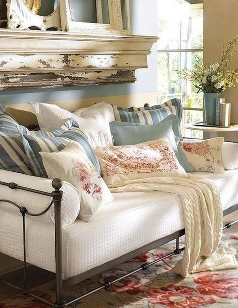 Cozy French Country Living Room, Country Living Room Design, Divan Cama, French Country Rug, French Country Decorating Living Room, Furnitur Ruang Keluarga, Cottage French, French Country Bedrooms, French Country Living