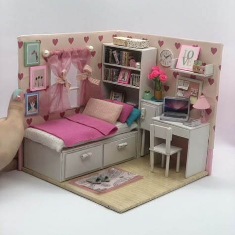 Diy Mini Bedroom Model, Diy Mini Room Ideas, Diy For Barbie, Mini Room Cardboard, Cute Crafts Cardboard, Mini Bedroom Diy, Mini Cardboard Room, Doll Room Diy, Carbord Craft House