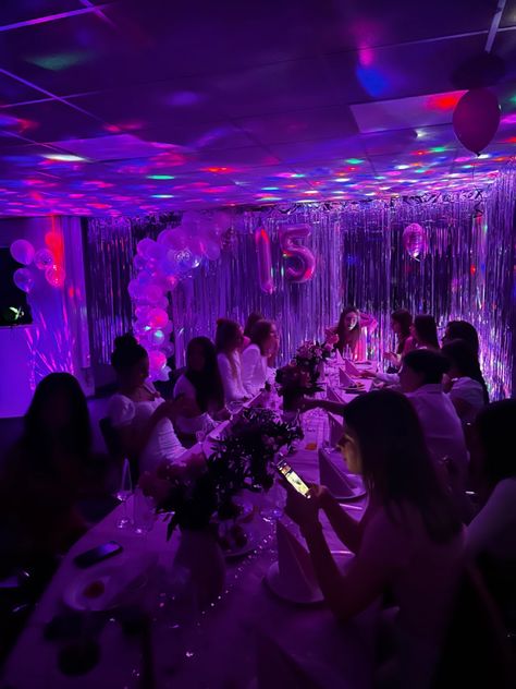 2000 Bday Party, Nightclub Party Theme, Euphoria Pool Party, Sweet 16 House Party Ideas, 16 Bday Aesthetic, 18th Birthday Party Aesthetic, Party With Friends Aesthetic, 17th Bday Party Ideas, Euphoria Party Aesthetic