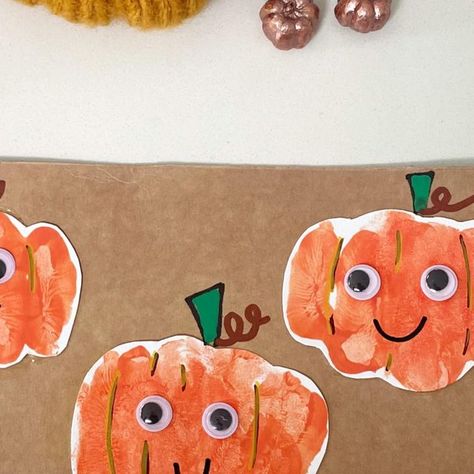 Cheryl | Crafts & Play Ideas 💕 on Instagram: "Knuckle print pumpkins 🧡 My boys knuckles certainly make the perfect pumpkins. We had fun making these cute pumpkins. Another fun craft and as always inspired by @simplycraftykids ♥️♥️ #pumpkincrafts #autumncrafts #kidscrafts #diy #weloveautumncrafts #weplay_autumn #september_play #fallcrafts #fallcraftsforkids #playtolearnwithkaty #earlyyearseducation #toddleractivities #craftsforkids #createmakeandplay #invitationtocreate #diyplayideas #pumpkin Classroom Holiday Activities, Prek Halloween, Holiday Classroom Activities, Thanksgiving Crafts Preschool, Cute Pumpkins, Fun Fall Crafts, Halloween Preschool, Kids C, Crafts Preschool