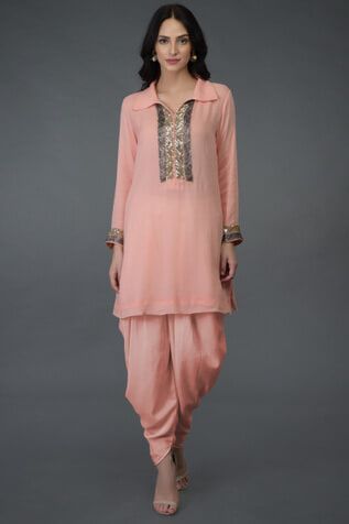 Peach Shirt Outfit, Jacket Style Kurti, Short Kurti Designs, Collar Kurti, Georgette Shirt, Muslim Culture, Drape Pants, Peach Shirt, Kurta Style