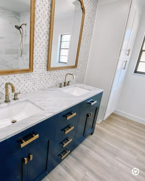 Spring Bathroom, Small Bathroom Wallpaper, Navy Blue Bathrooms, Navy Bathroom, Blue Bathroom Vanity, Powder Room Remodel, Blue Vanity, Chic Bathrooms, Home Luxury