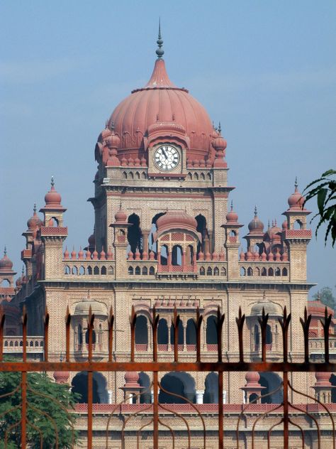 Khalsa College, Amritsar Khalsa College Amritsar, Khalsa College, British Colonial Architecture, India Architecture, Classical House, Resort Architecture, Mughal Architecture, History Of India, Vintage India