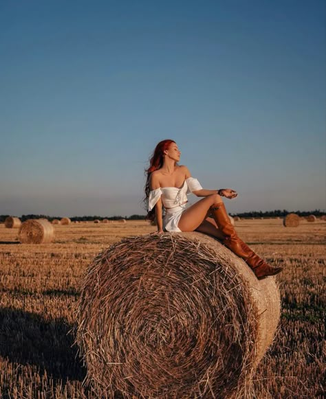 Hay Stack Photoshoot, Hay Rolls Photoshoot, Haystack Photoshoot, Pictures With Hay Bales, Hay Bale Photoshoot Picture Ideas, Hay Bale Senior Pictures, Hay Bales Photoshoot, Haybale Photoshoot, Hay Bale Pictures