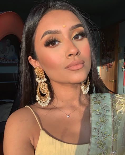 Sudeshna Haldar on Instagram: “anyone hosting a virtual haldi? I’m ready ☀️ Makeup Details 💛 @colourpopcosmetics oh honey palette 🐝 💛 @narsissist ALDW in Syracuse 💛…” Yellow Eye Makeup For Haldi, Haldi Makeup Look, Haldi Makeup, Honey Palette, Indian Fits, Yellow Eye Makeup, Natural Glam Makeup, Straight Layered Hair, Indus Valley